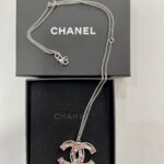 Chanel collana doppia CC alta bijou con pietre rosa e fucsia.