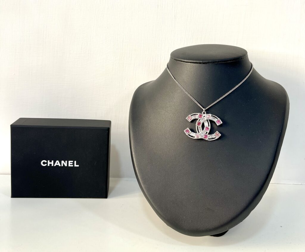 Chanel collana doppia CC alta bijou con pietre rosa e fucsia.